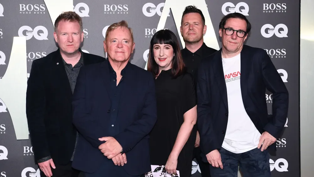 Два участника New Order приостановили гастроли «по личным причинам здоровья»