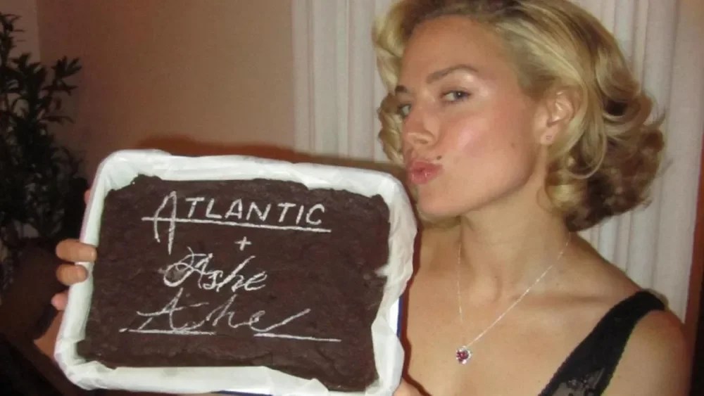 Музыкальная индустрия: Аш инкрустирует контракт с Atlantic; Virgin объявляет о новой структуре высшего руководства после приобретения Downtown